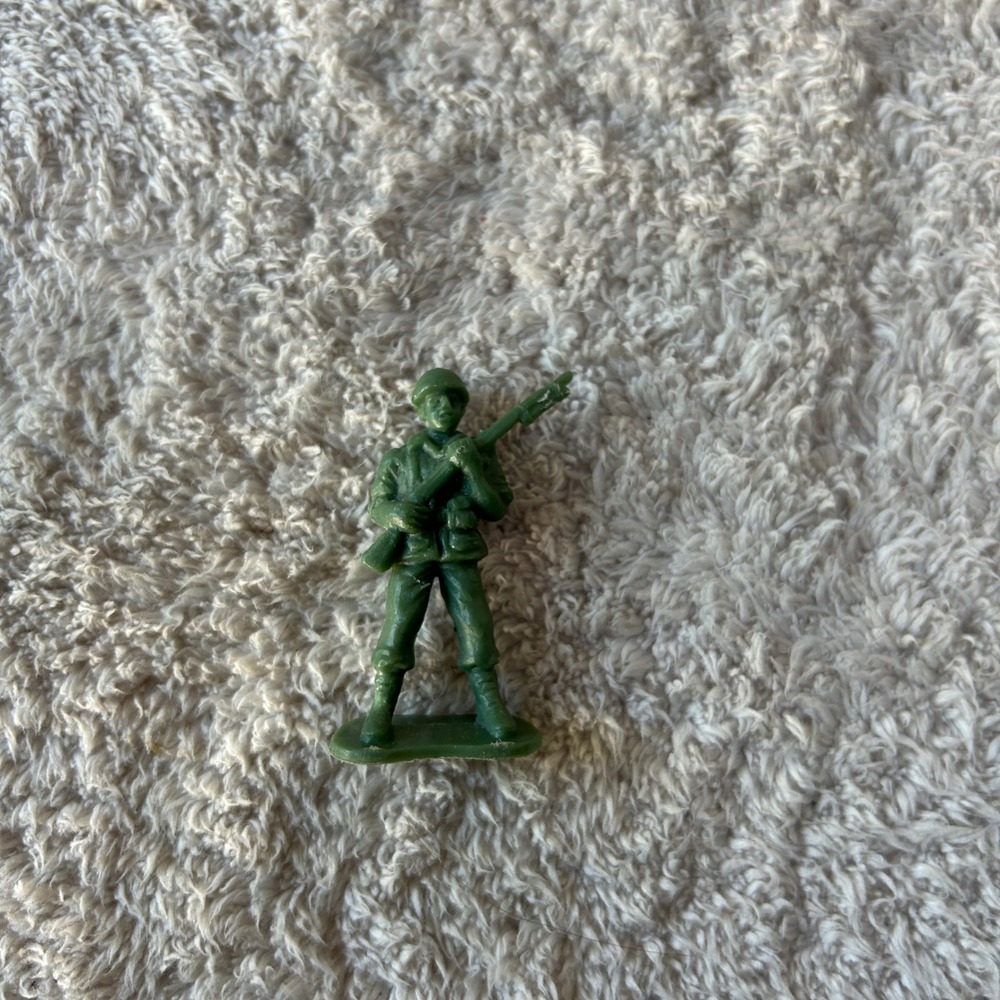 Greenbrier International Plastic Toy Soldiers Mixed Lot Tan and Green 4pc - Picture 2 of 4